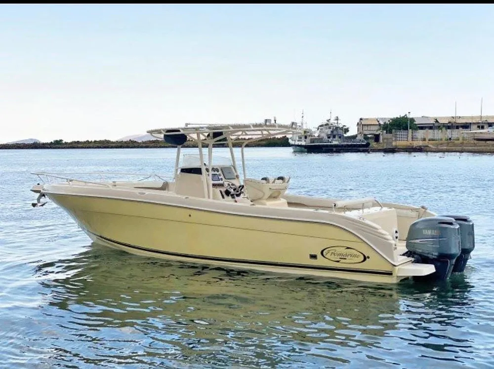 Lancha amarilla con dos motores fuera de borda cerca de la costa