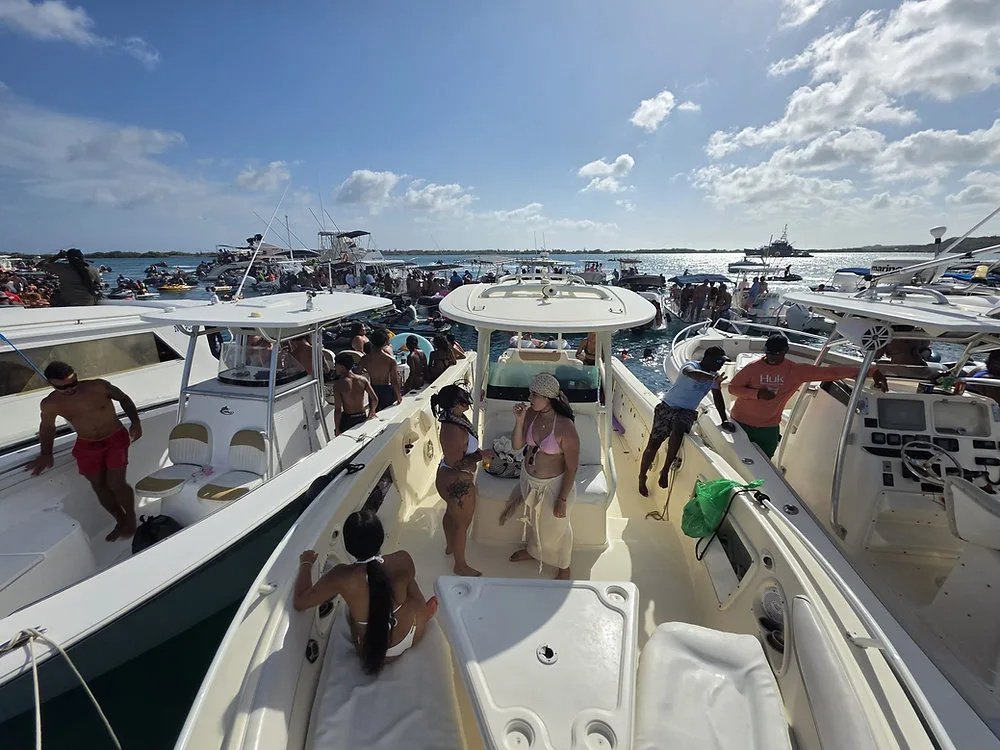 Visitantes a bordo de lanchas amarradas unas junto a otras