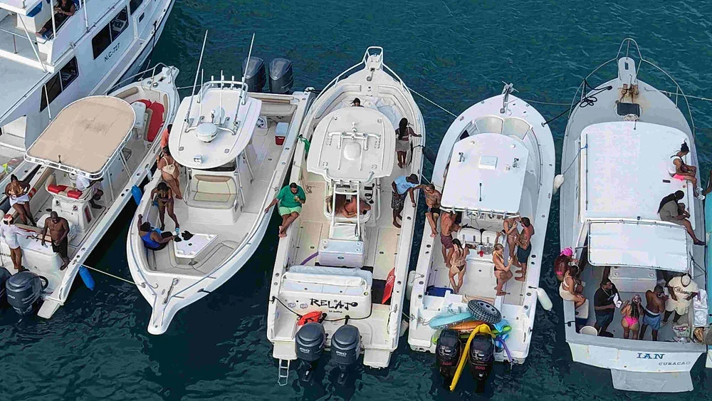 Lanchas amarradas unas junto a otras, vistas desde arriba