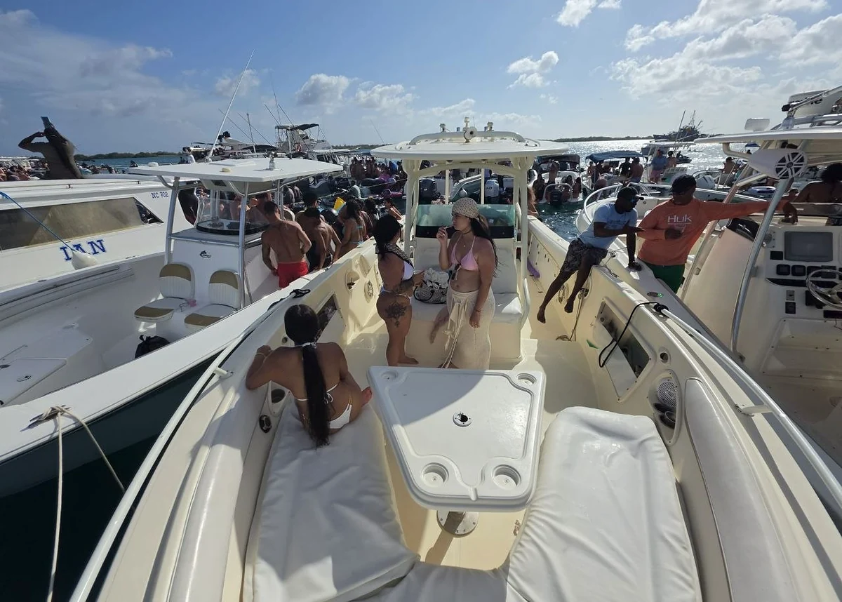 Visitantes relajándose a bordo de nuestro barco blanco en Fuik