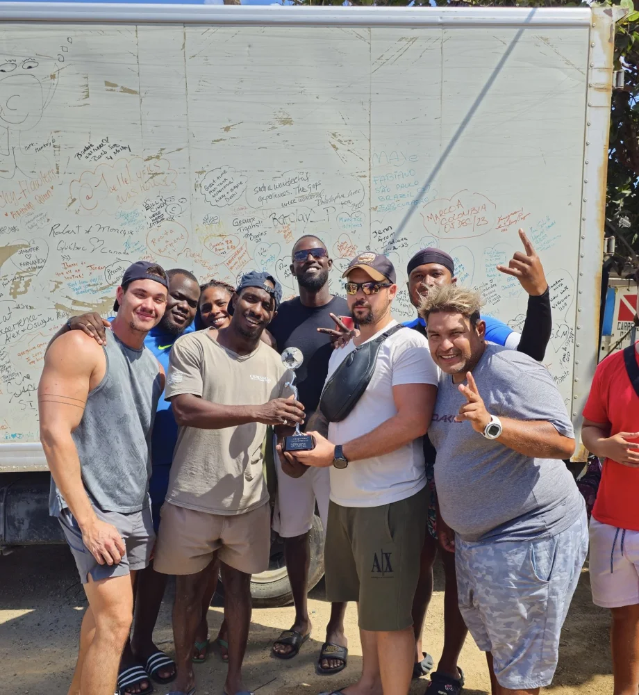 Miembros del equipo de Curaçao Underwater Tours sostienen juntos un premio